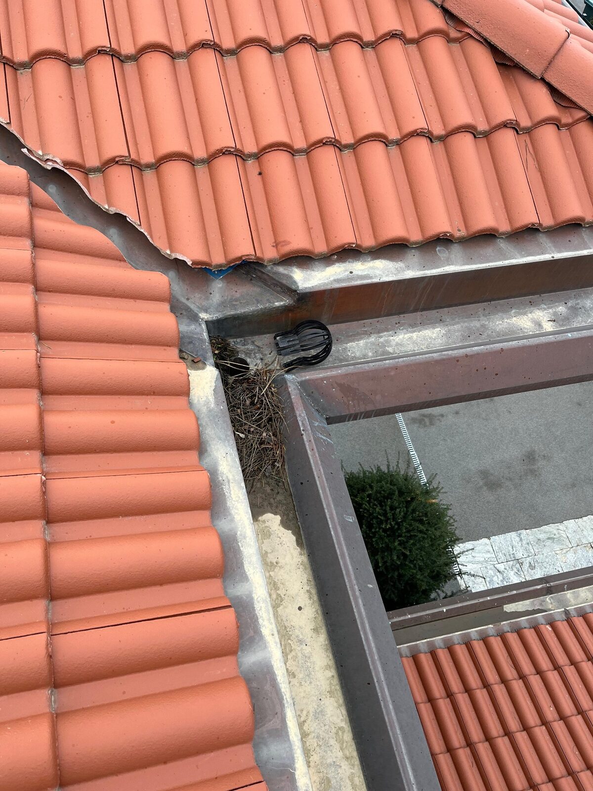 Temizlik öncesi tıkanmış çatı deresi